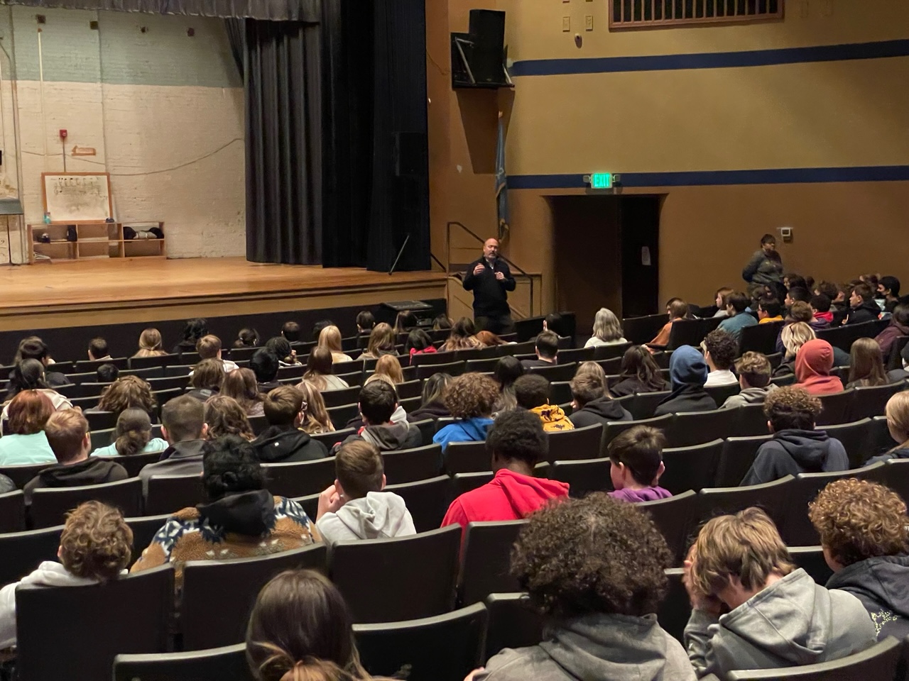 Mayor Mosley speaks with 8th grade Middle Schoolers